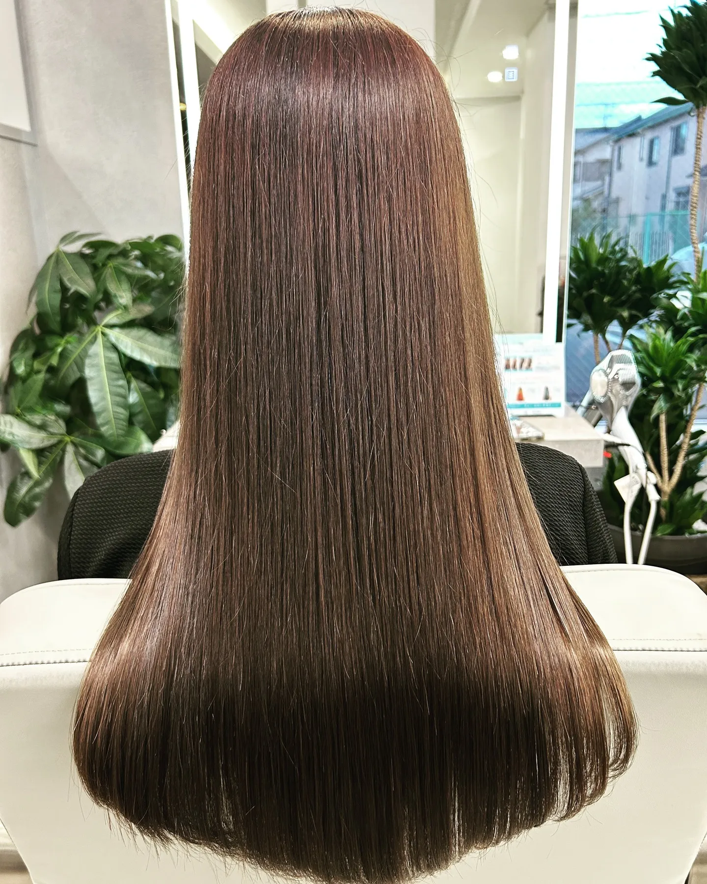 ショコラのように深みのあるブラウンヘアカラーで透明感を演出！...